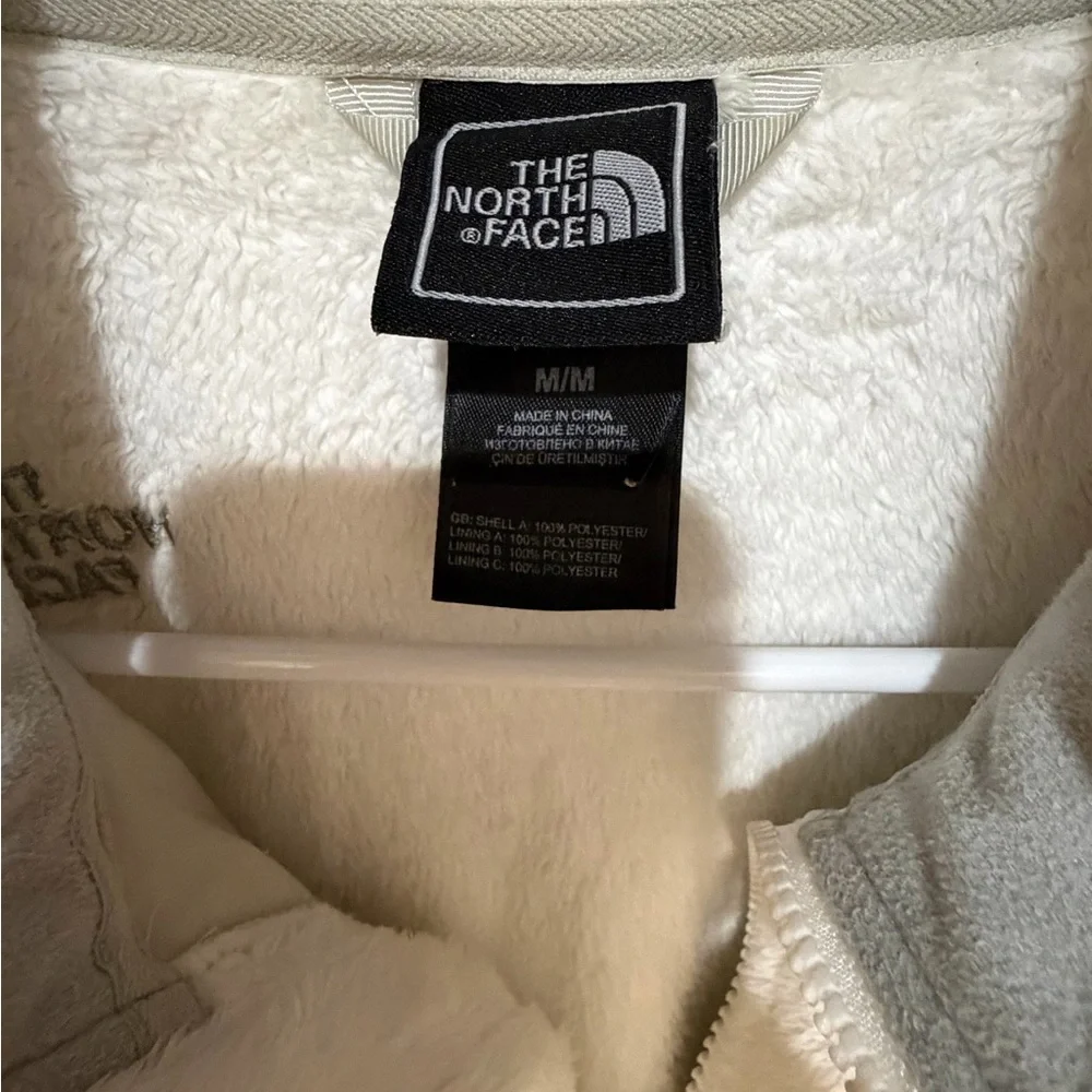 🔥 MAKE OFFER!  Today ONLY The North Face Soft White Plush Ladies Jacket NICE 😊 - Picture 4 of 8